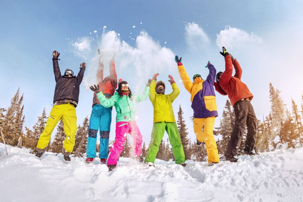 Grupo de amigos esquiando