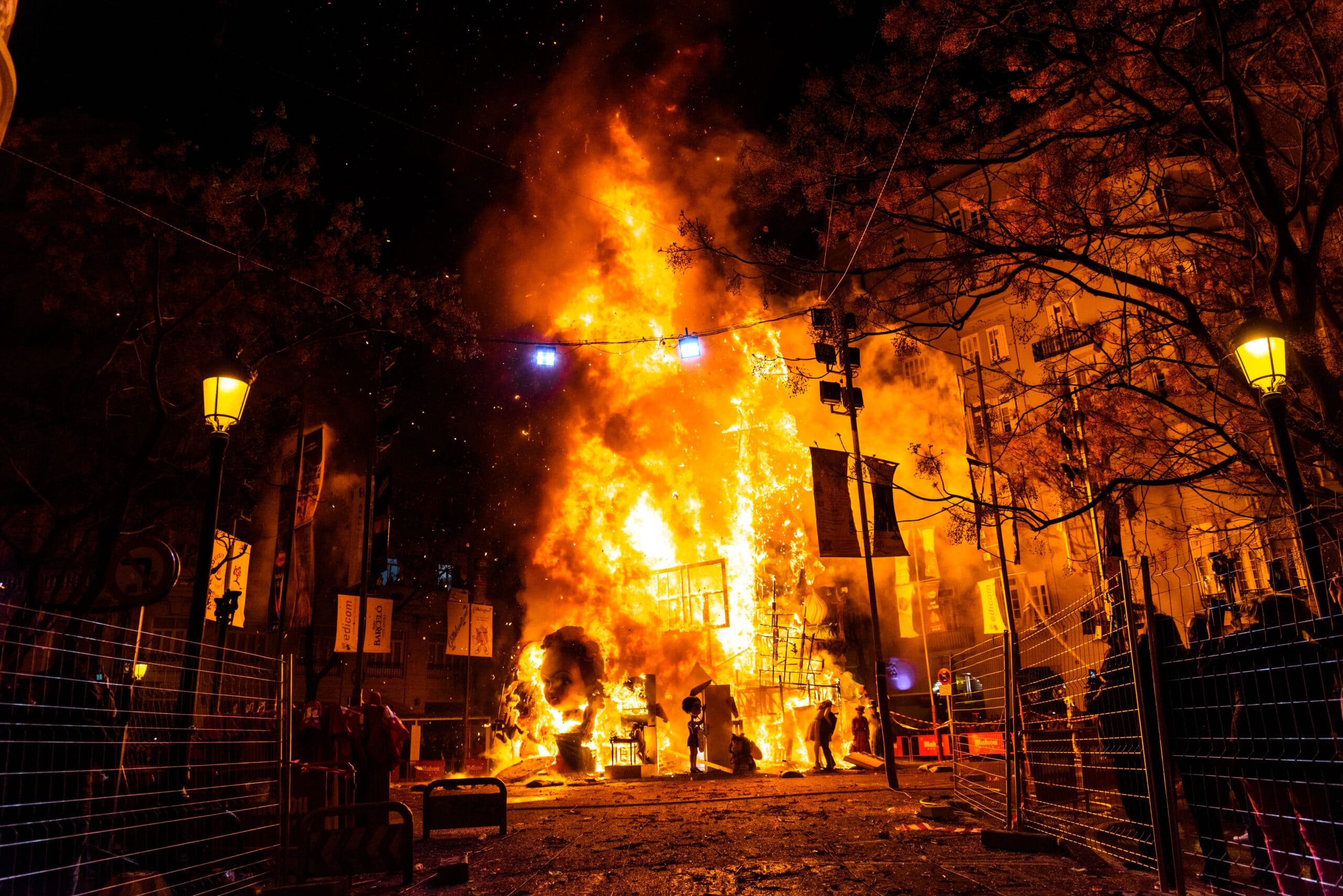 Falles cremant-se a la nit de la Cremà