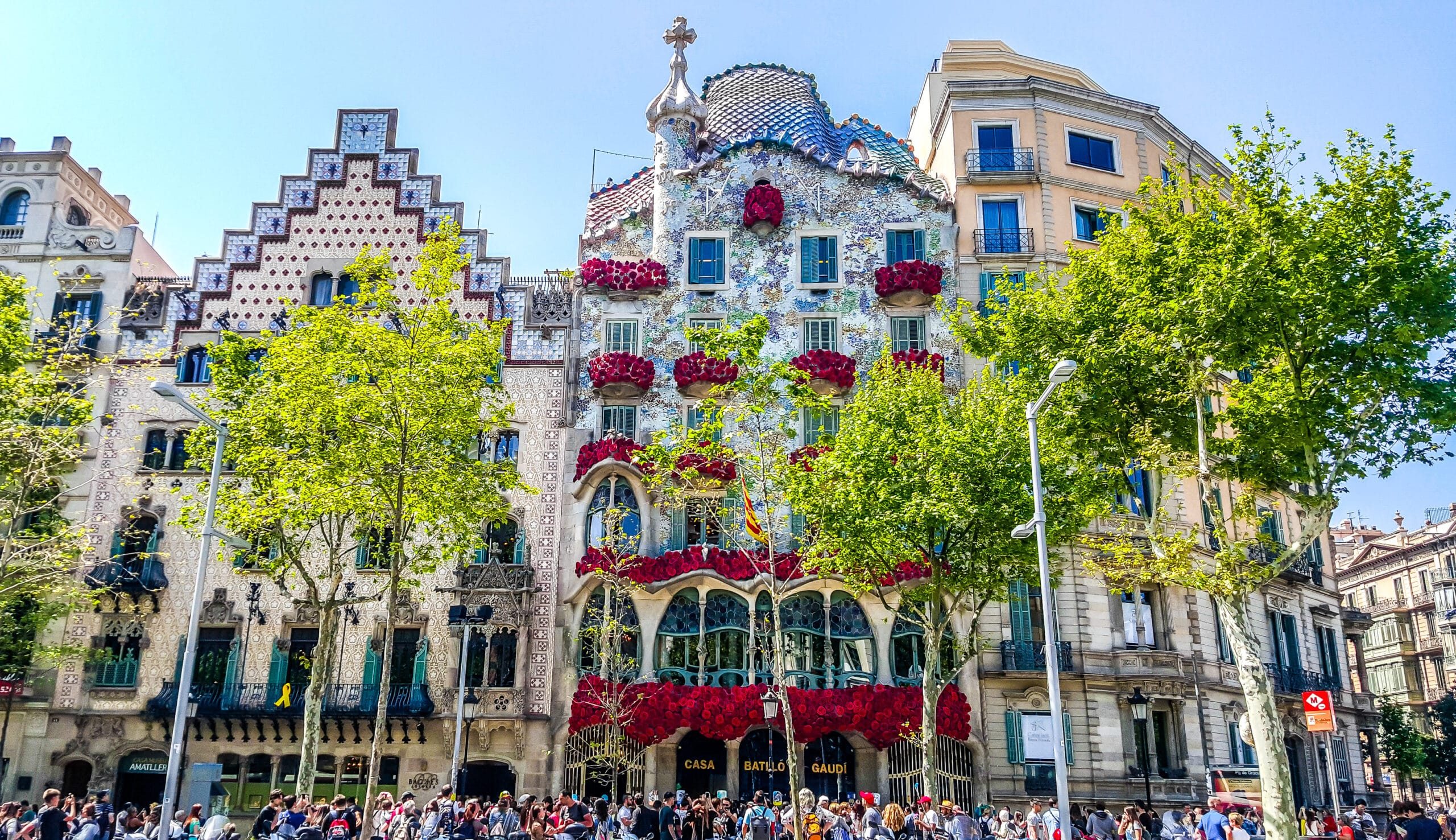 Casa Batlló decorated with roses during Sant Jordi Day