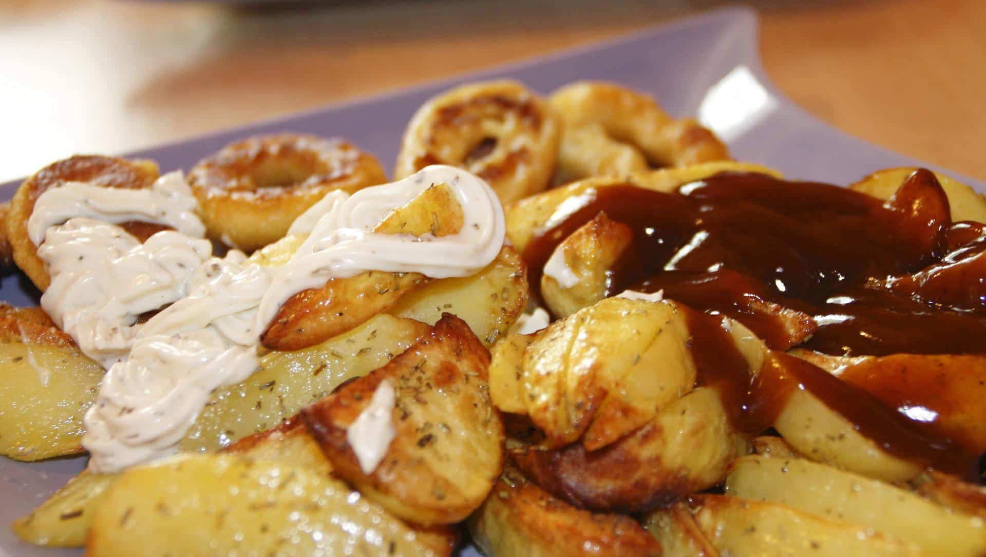 Patatas bravas con alioli y salsa brava