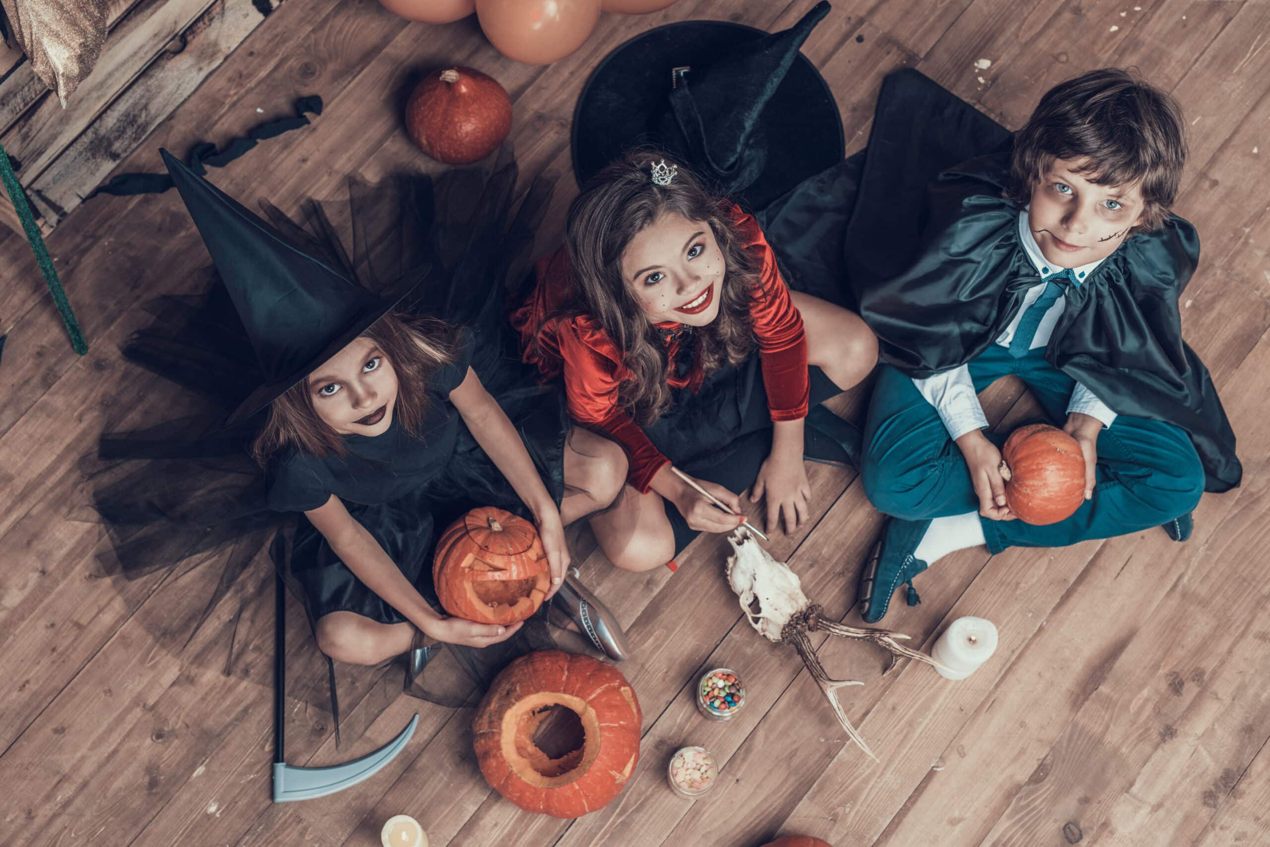 Children with Halloween customes