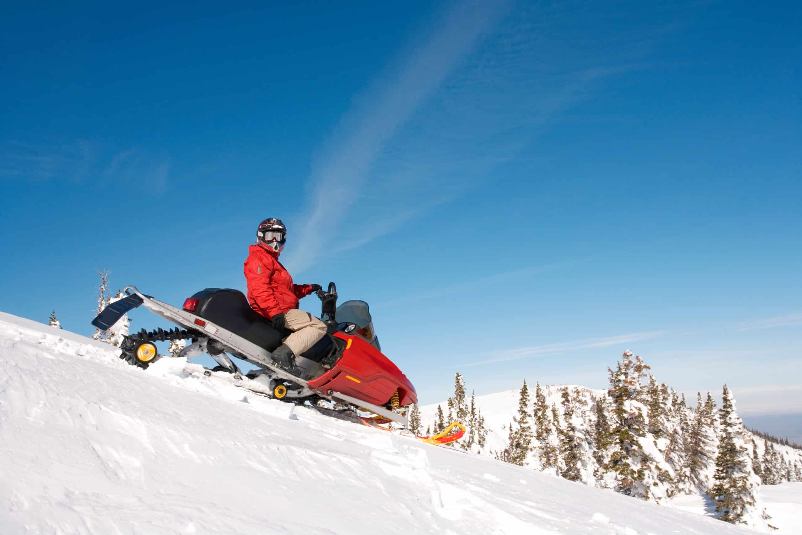 Paseo en trineo tirado por moto de nieve