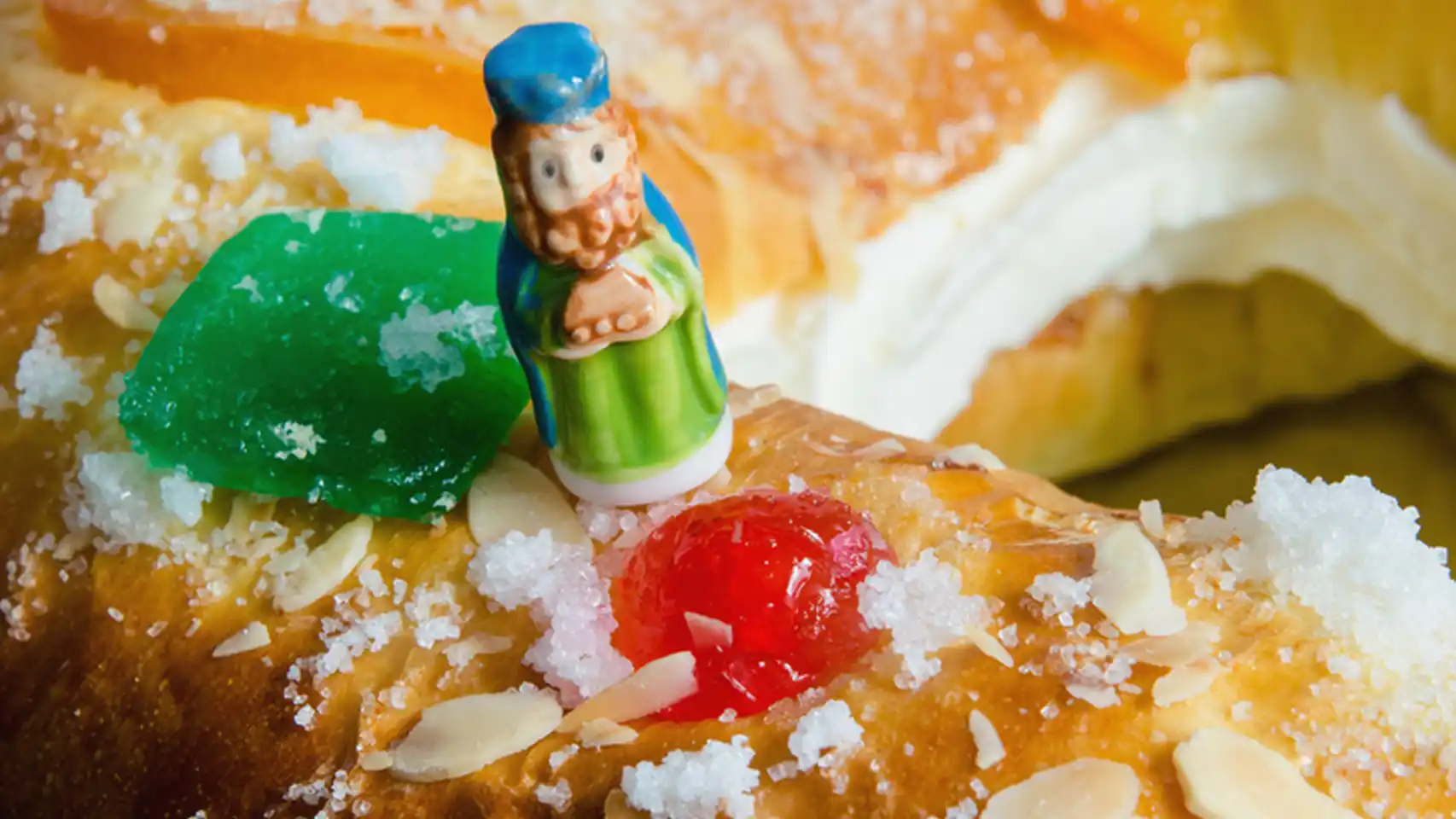 Фигура короля внутри Roscón de Reyes (Торт трех королей)