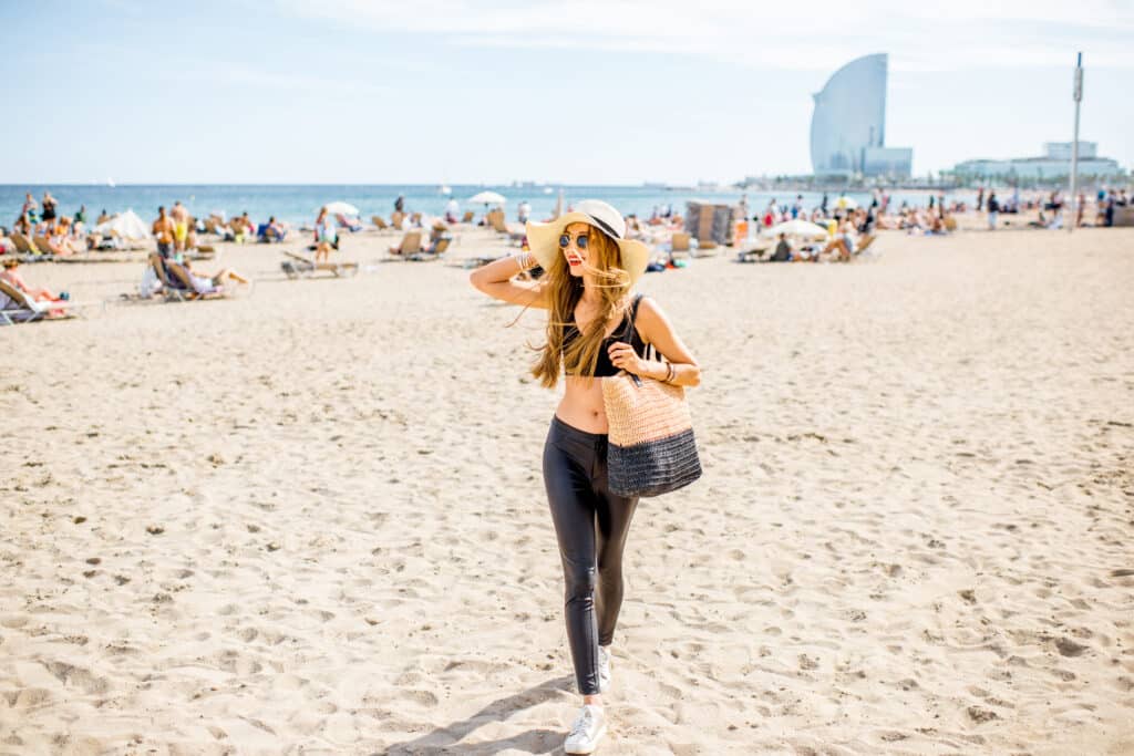 Turista en la playa de Barcelona