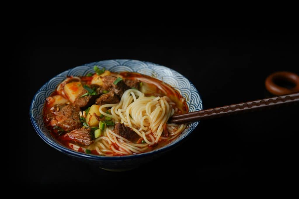 Plato de ramen con palillos chinos