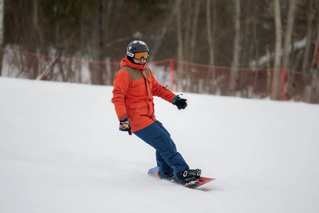 Hombre haciendo snowboard en la nieve