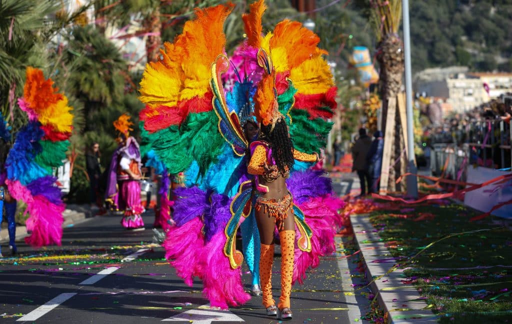 Mujer disfrazada con traje de Carnaval de colores llamativos en Niza