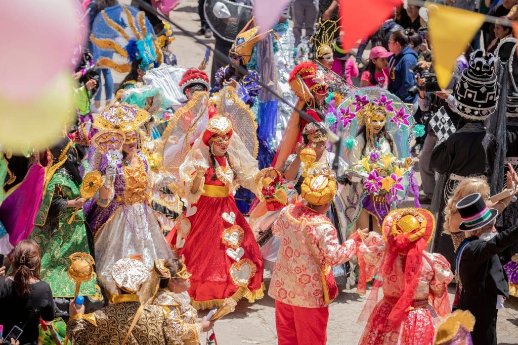 Gent disfressada desfilant en el carnestoltes de Oruro, Bolívia