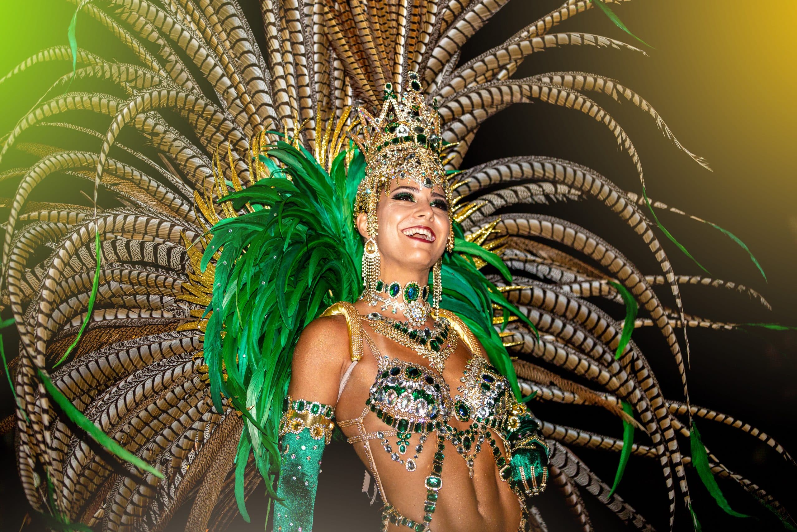 Chica vestida con un traje de Carnaval verde y otros colores