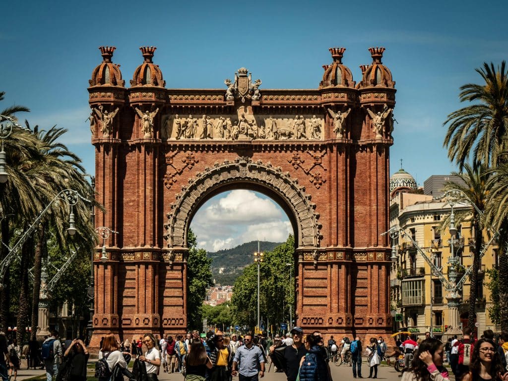 Monument de l'Arc de Triomf a Barcelona amb gent passejant