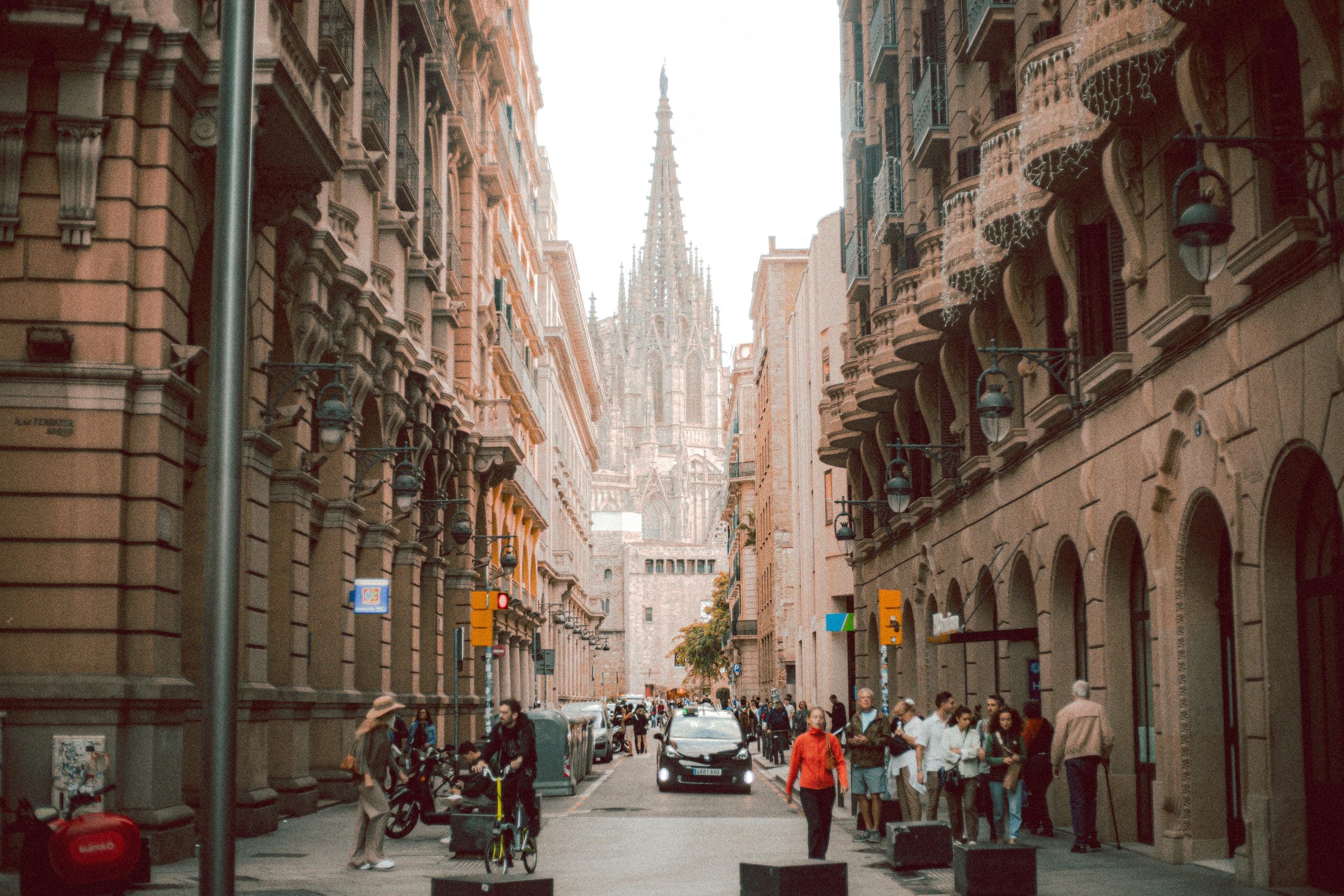 Gente paseando hacia la Catedral de Barcelona, la cual se encuentra al final de la calle