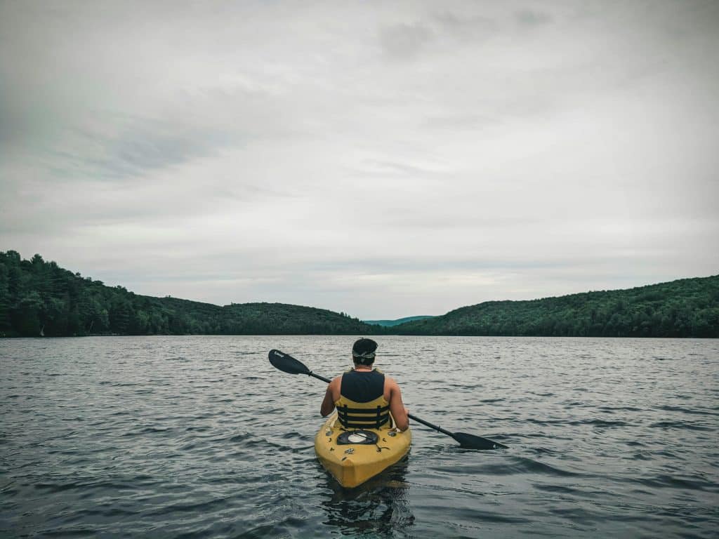 hombre haciendo kayak
