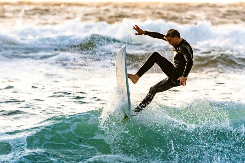 hombre surfeando una ola