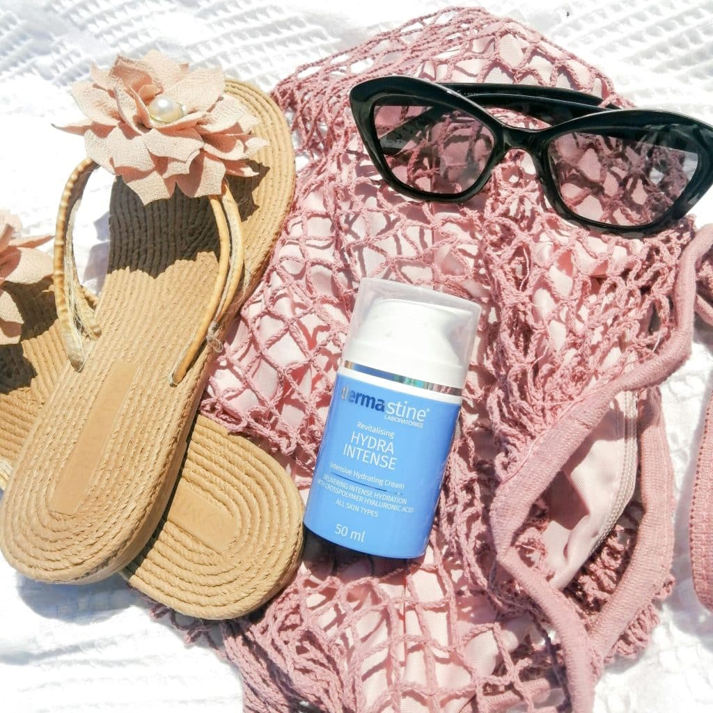 Artículos de verano: bolsa de rejilla, gafas de sol, sandalias y protector solar