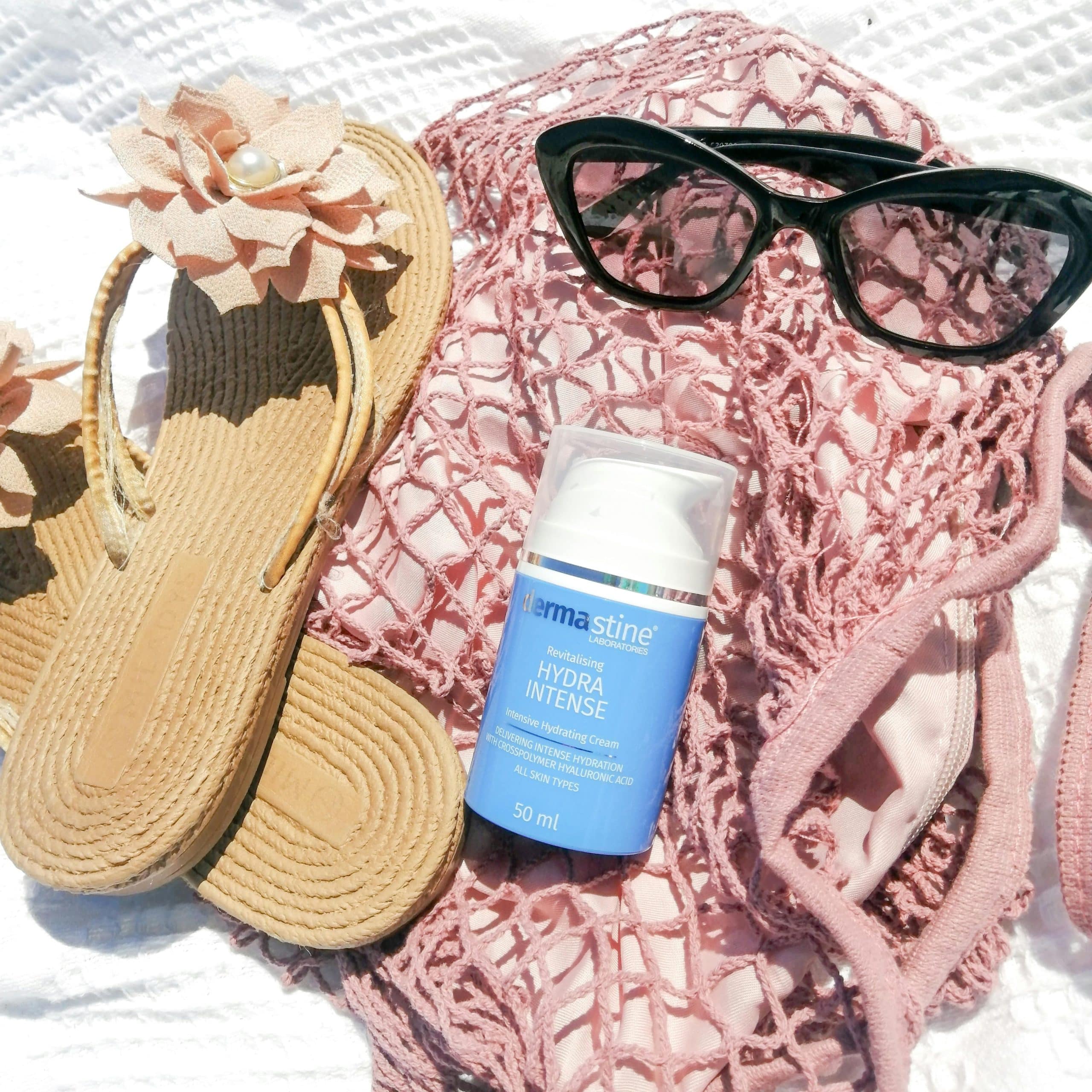 Artículos de verano: bolsa de rejilla, gafas de sol, sandalias y protector solar
