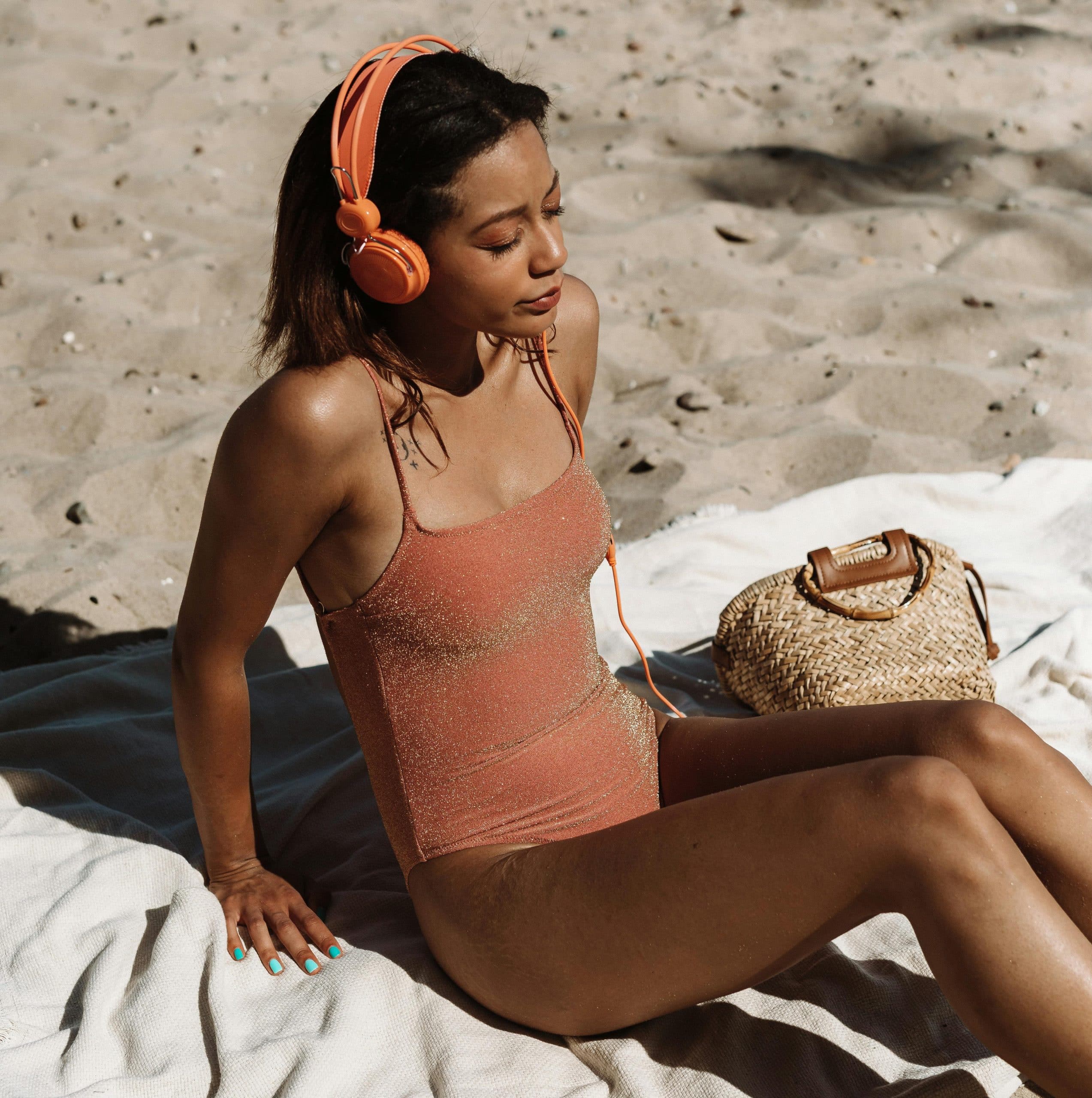 mujer en la playa escuchando música