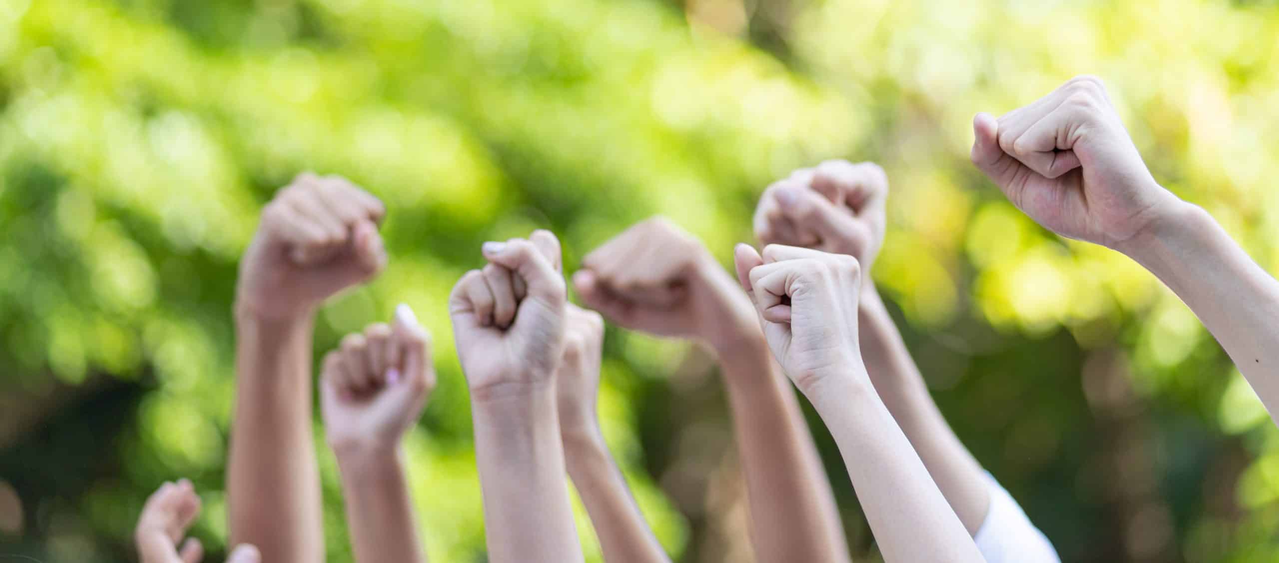 Puños en alto por protesta